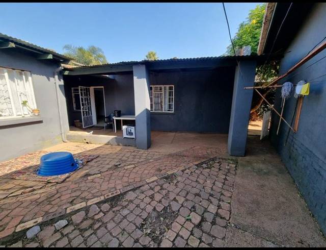 10 BEDROOM HOUSE FOR SALE IN SOPHIATOWN